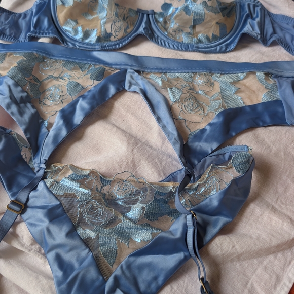 Dita Von Teese Lingerie Set - Picture 2 of 2